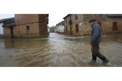 El agua inunda las calles de Vega de Magaz
