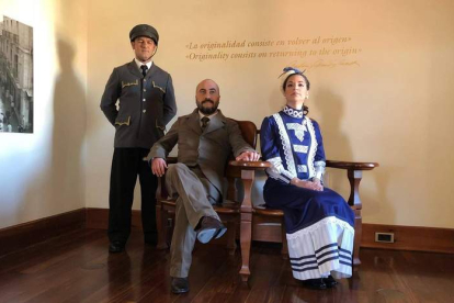 La compañía de teatro Diadres, en una teatralización llevada a cabo sobre la figura de Gaudí en Botines.