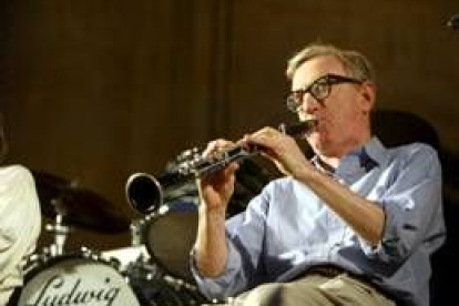 Woody Allen tocando el clarinete en el concierto que ofreció al aire libre en Salamanca