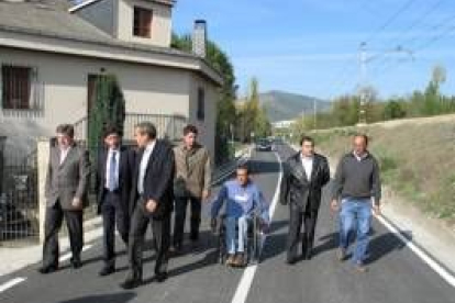 Valcarce, Jaime González y Darío Martínez, con concejales y el alcalde de Toral, Pedro Fernández