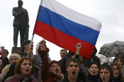 Manifestantes prorrusos gritan consignas en una concentración en el centro de Simferópol, la capital de Crimea, este miércoles.