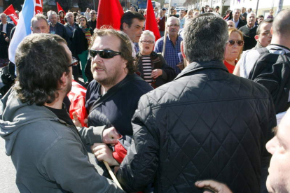 Enfrentamiento de los manifestantes que portaban pancartas contra Toxo ayer, en Ferrol.