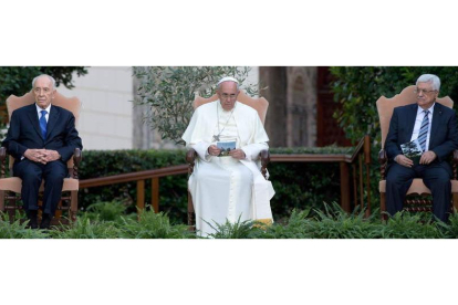 Simon Peres, el papa Francisco y el presidente Mahmoud Abbas, en un momento del encuentro de ayer.
