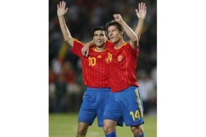 Xabi Alonso y Reyes se abrazan festejando el magistral gol del sevillano de lanzamiento de falta