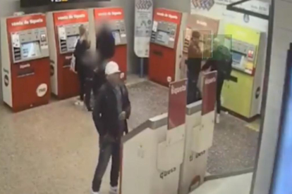 Desmantelado grupo de ladrones que robaba en el metro por el método de la mancha.