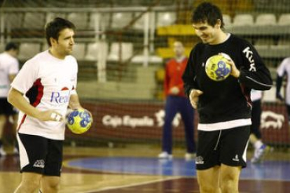 Costa, a la izquierda, y el lateral croata Buntic durante un entrenamiento con el Ademar