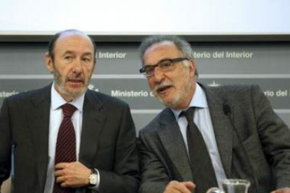 Alfredo Pérez Rubalcaba, junto al director de Tráfico, Pere Navarro