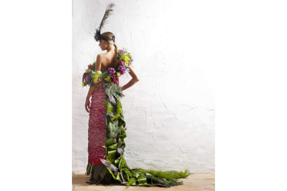 El vestido diseñado por la leonesa Natalia Crespo, elaborado a partir de pétalos de rosa, que ganó el segundo premio en el ‘Baile de las Flores’ de Marbella.