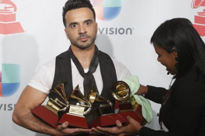 Luis Fonsi, esta noche en la gala de los Grammy Latino, con los cuatro galardones logrados con Despacito.
