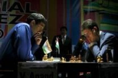 Anand y Leko se mantienen atentos durante la partida que decidió el campeonato del mundo