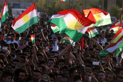Personas de diferentes nacionalidades participan en una manifestación en apoyo del referéndum de independencia, en Erbil, capital del Kurdistán iraquí, el 13 de septiembre.