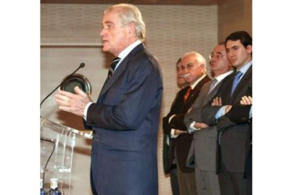 Ramón Calderón, en una de sus últimas comparecencias, junto a varios integrantes de su junta directi