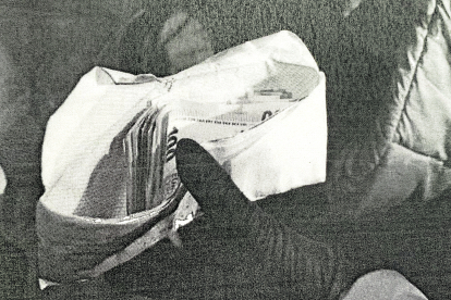 Imagen policial del fajo de billetes aprehendido al autor confeso del crimen, correspondiente a una supuesta cantidad perteneciente a la víctima. DL
