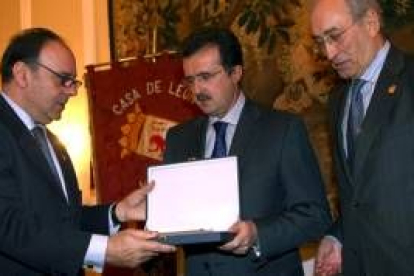 José Luis Ulibarri (centro) recibió la placa de la Casa de León en Madrid