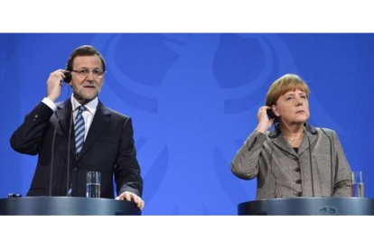 Rajoy y Merkel, en una rueda de prensa en Berlín.