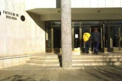 El Aulario de Biológicas está situado enfrente de la actual Facultad de Biología.