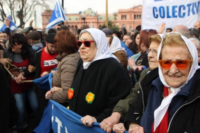 La presidenta de la asociación argentina Madres de Plaza de Mayo, Hebe de Bonafini, junto a cientos de seguidores ayer en Buenos Aires.