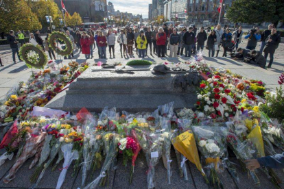 Flores y silencio frente a la tumba del soldado desconocido de Ottawa, asesinado por un yihadista.