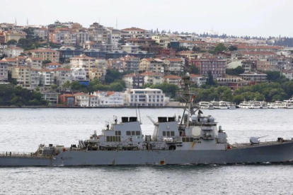 El destructor 'USS Ross' navega por el Bósforo tras finalizar una misión en Estambul, en junio del 2015.