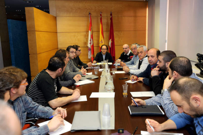 Luis Aznar y los alcaldes de Pola, Matallana, Villamanín y La Robla, ayer con el comité.