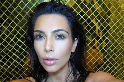 Kim Kardashian haciéndose un selfie.