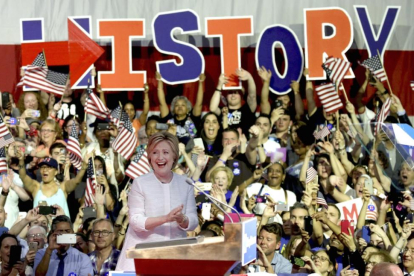 Hillary Clinton se proclama vencedora de las primarias demócratas en EEUU, en Nueva York, este martes.