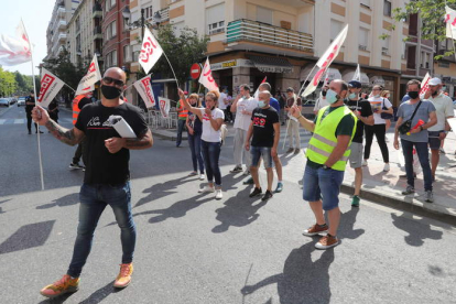 Sindicalistas y trabajadores de la eólica LM se manifestaron ayer en la calle Ancha de Ponferrada, frente a la sede de la Fele. L. DE LA MATA