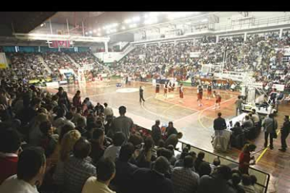 El pabellón La Casilla de Bilbao presentó un lleno absoluto ante el duelo entre  Baloncesto León y Bilbao Basket. Los cerca de 200 aficionados del conjunto leonés se dejaron oir con fuerza durante el encuentro.