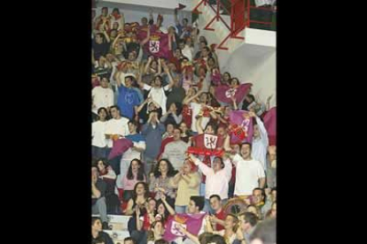 Los incondicionales leoneses desplazados a Bilbao fueron el mejor aliciente para el equipo de Quino Salvo.