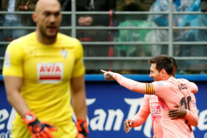 Messi celebra en Ipurúa su primer gol ayer ante el Eibar. JUAN HERRERO