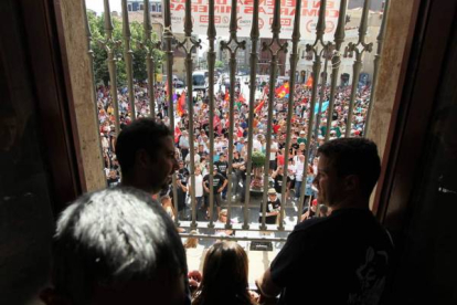 Los encerrados observan la marcha. Norberto