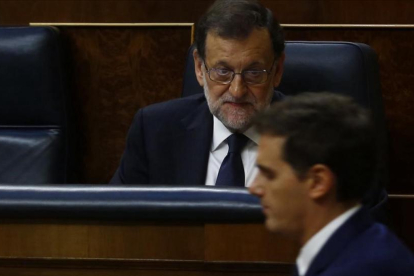 El líder de Cs, Albert Rivera, pasa por delante del presidente del Gobierno, Mariano Rajoy, en el Congreso de los Diputados.