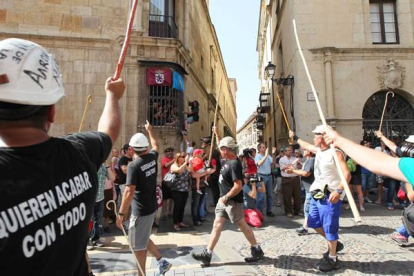 Los mineros saludando a los compañeros encerrados en la Diputación. Foto: Norberto.