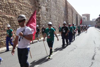 Por la Avenida de los Cubos, la marcha se encamina al entorno de la Catedral. Foto: Norberto.