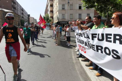 Una pancarta recibe a los mineros en la plaza del Espolón. Norberto