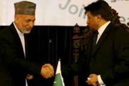 Karzai y Musharraf se estrechan la mano durante la clausura