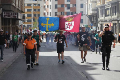 Los mineros, enarbolando banderas de León y Asturias, encaran la avenida de Álvaro López Núñez. Foto: Norberto.