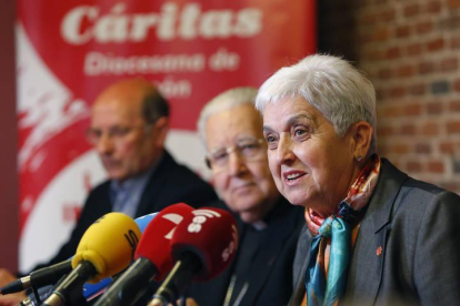 La directora de Cáritas León, Beatriz Gallego y el obispo de León, Julián López, presentan la memoria de Cáritas Diocesana de León 2018