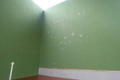 Estado que presenta el frontón de Nava, con la pared llena de desconchones.