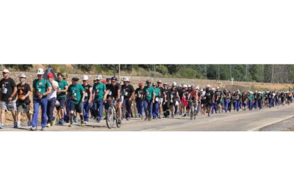 La unión de las marchas leonesa y asturiana ha dado como resultado una columna más estirada y vistosa, como se observa en la imagen, de la etapa de ayer, en la que se ve a los mineros caminar junto a la línea férrea poco antes de llegar a La Seca. Norberto