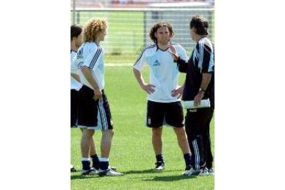 Milito y Coloccini atienden a Bielsa durante el entreno en Las Rozas