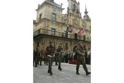 La bandera y el guión desfilaron con los soldados por la ciudad