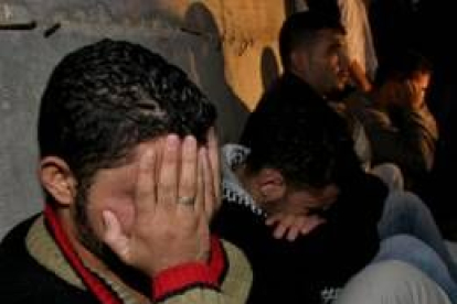 Jóvenes palestinos lloran en Ramala tras conocer que la muerte de Arafat es cuestión de horas