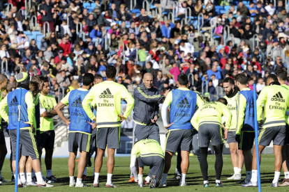 Zidane dirige su primer entrenamiento en una Ciudad Deportiva de Valdebebas que vivió con intensidad el estreno del técnico francés.