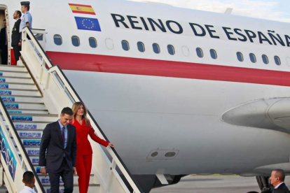 Pedro Sánchez y su mujer en su viaje oficial a Cuba. YANDERR ZAMORA