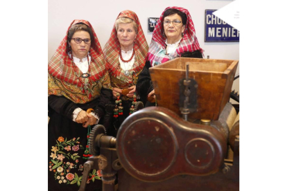 Mujeres ataviadas con trajes tradicionales durante la inaguración de la nueva sede del Museo del Chocolate de Astorga