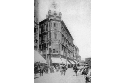 Junto a estas líneas, la entrada del Café Moderno, en la Calle Ancha, en 1920.