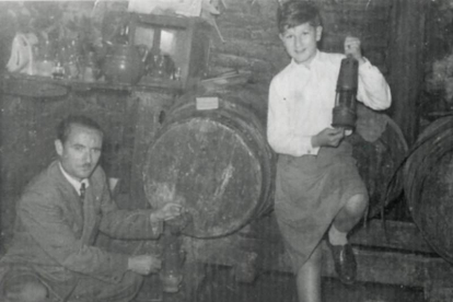Un jovencísimo Marquitos, a la derecha, en la Bodega Regia en una imagen de los sesenta.