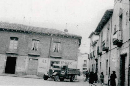 Sobre estas líneas, el bar Oviedo, en Torres de Omaña.