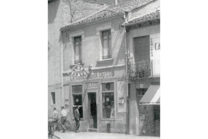 Fachada del Bar los Pelayos en la década de los cincuenta.